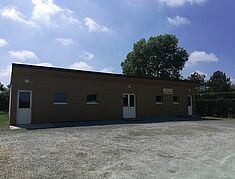 Salle Roger Plissonneau vue de l'extérieur: bâtiment en bardage bois marron foncé - Agrandir l'image, .JPG 569,9 Ko (fenêtre modale)
