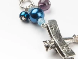 chaine d'un collier argent avec un pendentif de 3 perles (2 bleues et 1 violette) + 1 petit avion ancien argenté