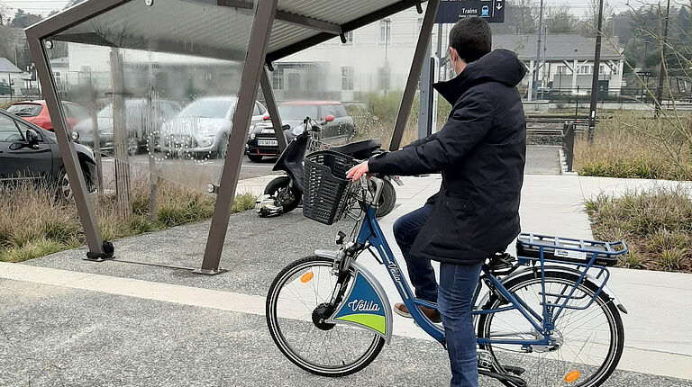homme assis sur vélo