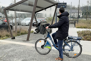 homme assis sur vélo