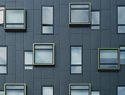 façade d'un bâtiment gris avec beaucoup de fenêtres