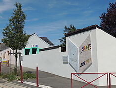 bâtiment de l'école primaire vue de la rue - Agrandir l'image, .JPG 3,1 Mo (fenêtre modale)