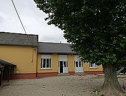 bâtiment jaune et orange de l'école privée