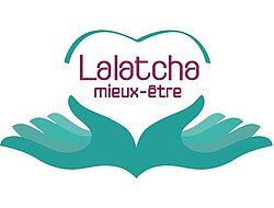 Logo "Lalatcha mieux-être" avec dessous: 2 mains vertes ouvertes 
