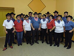 groupe d hommes et de femmes en jean , tee-shirt et bandana aux couleurs des USA