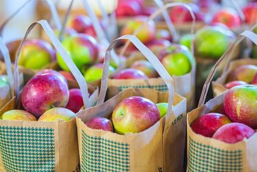sacs en papier remplis de pommes