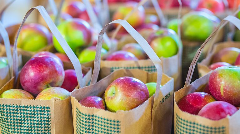 sacs en papier remplis de pommes