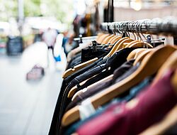 portant avec des vêtements divers sur des cintres