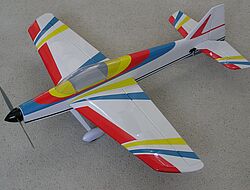 maquette d'un avion blanc avec couleurs bleu, rouge et vert