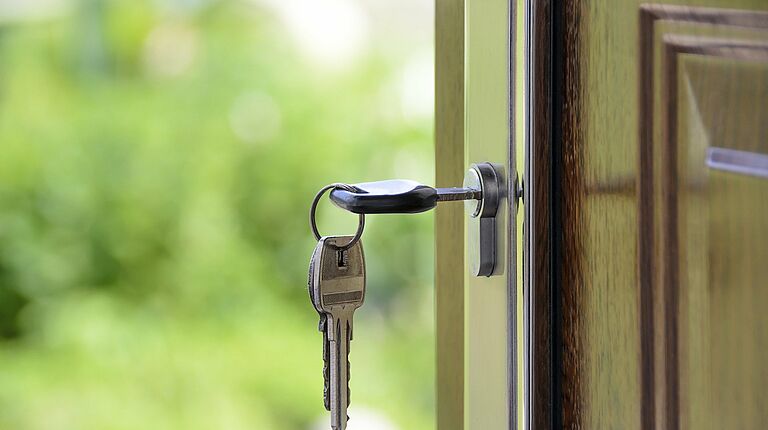 clé dans une serrure d'une porte restée ouverte