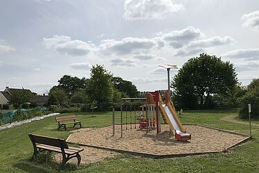 jeux pour enfants (tobogan) et 2 bancs en bois