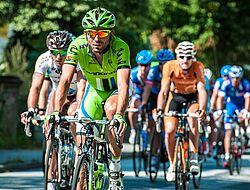 groupe de cyclistes habillés de toutes les couleurs