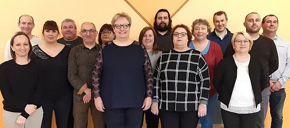 photo de groupe avec 8 femmes et 7 hommes