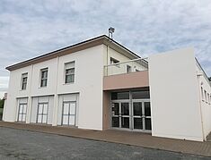 Salle polyvalente: extérieur du bâtiment de couleur beige - Agrandir l'image, .JPG 266,7 Ko (fenêtre modale)