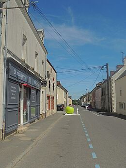 rue Grande Rue à Quilly. voitures stationnées et boulangerie sur la gauche