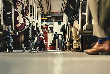 zoom sur les pieds de passagers dans un bus