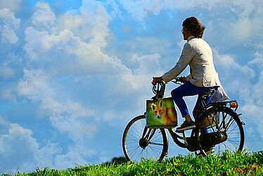 femme faisant du vélo