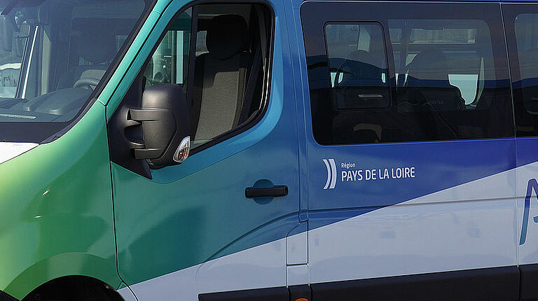 minibus avec logo Aléop