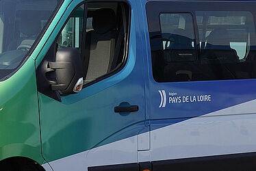 minibus avec logo Aléop