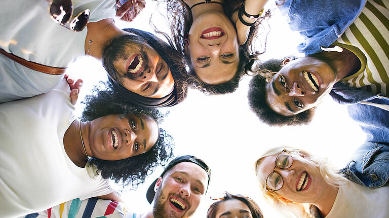 photo prise par le sol: visages de 3 hommes et de 4 femmes en cercle 